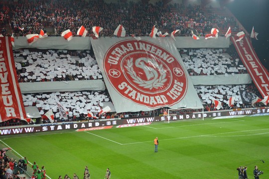 Koreo Kertas dan Kibaran Giant Flag Supporter Dunia