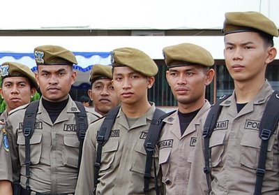 Satpol PP Tidak Lagi Bawa Pentungan Bongkar PKL (Joko-Ahok Syndrome) keren!