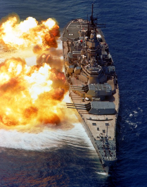 &#91;FOTO&#93; Shock and Awe Photos of the US Battleships Firing the Big Guns