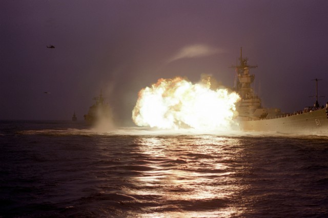 &#91;FOTO&#93; Shock and Awe Photos of the US Battleships Firing the Big Guns