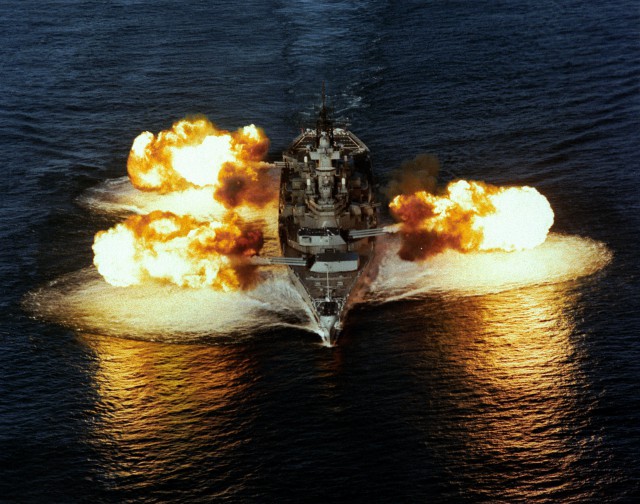 &#91;FOTO&#93; Shock and Awe Photos of the US Battleships Firing the Big Guns