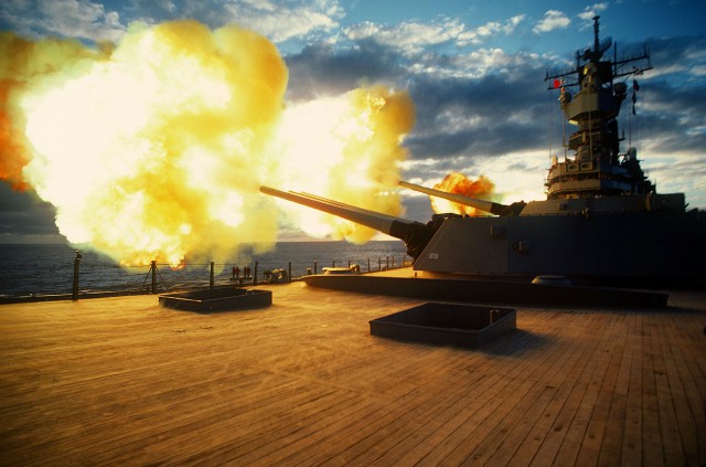 &#91;FOTO&#93; Shock and Awe Photos of the US Battleships Firing the Big Guns