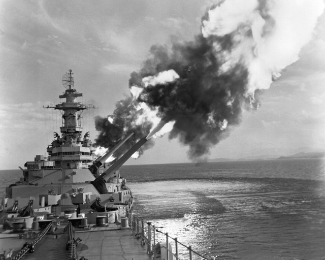 &#91;FOTO&#93; Shock and Awe Photos of the US Battleships Firing the Big Guns