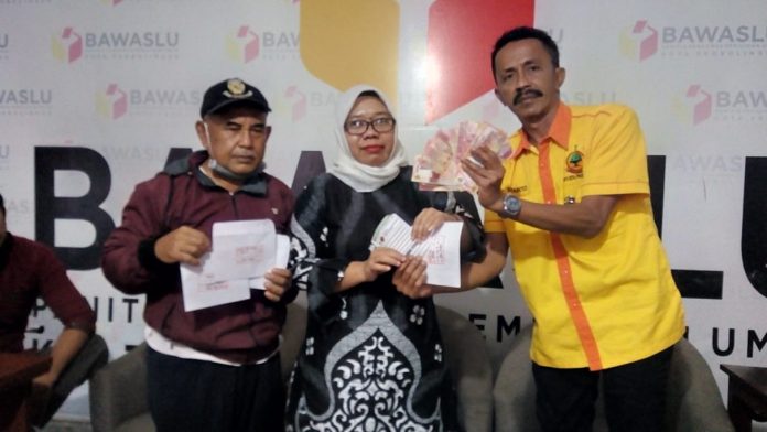 caleg-pdip-kota-probolinggo-kedapatan-bagi-bagi-amplop