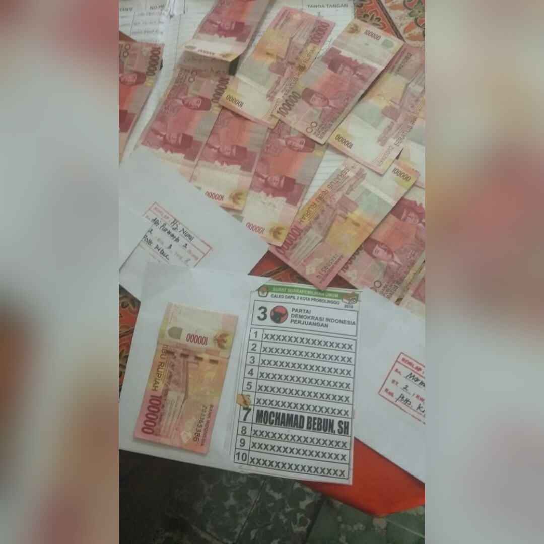 Caleg PDIP Kota Probolinggo Kedapatan Bagi-bagi “Amplop”