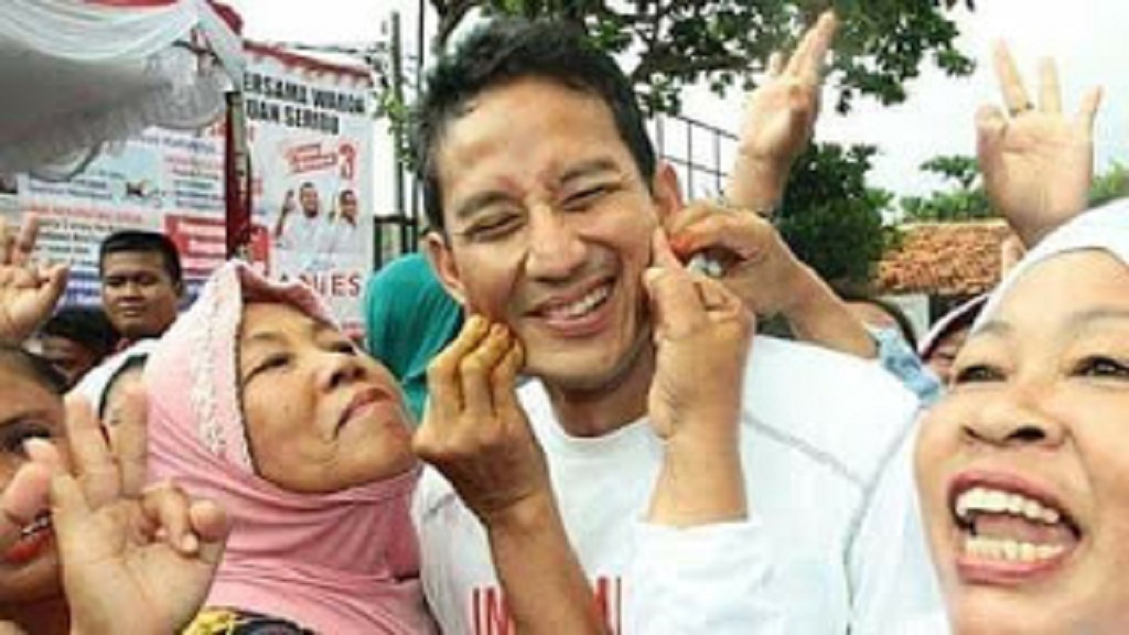 Partai Emak-Emak Prabowo Sandiaga Bagi-bagi Nasi Bungkus

