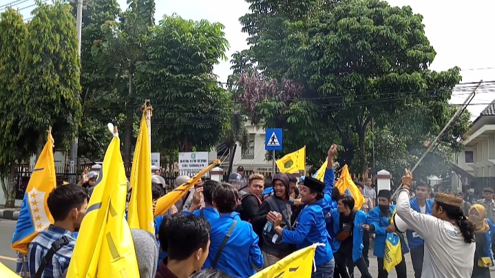  Aksi Tolak RUU Omnibus Law di Kota Tasik Ricuh, PMII Bentrok dengan Polisi
