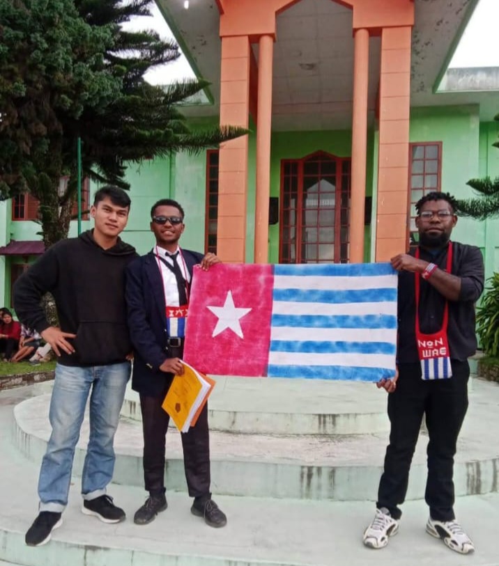 Bendera KKB Papua Merdeka Dikibarkan Di Kampus IAKN Tarutung