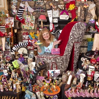 Darlene Flynn Pegang Rekor Dunia Miliki 16 Ribu Sepatu..