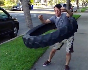 Wow, Pria Ini Lakukan Hula Hoop Pakai Ban Traktor