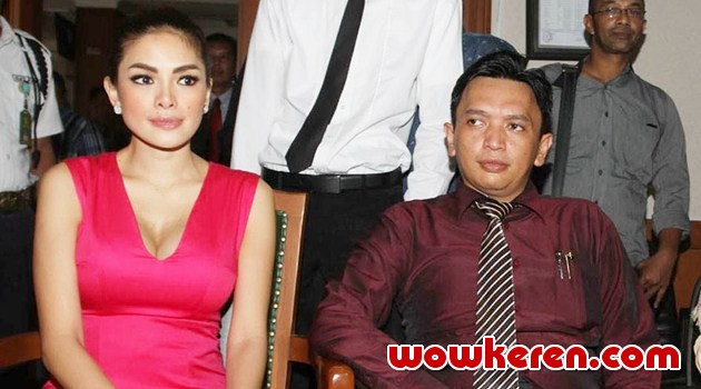 Baju Seksi dan Menerawang Nikita Mirzani