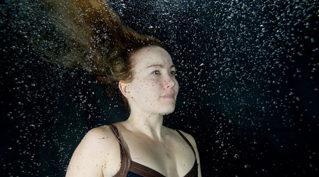 Seperti sulap, wanita ini pamer keahliannya berjalan dalam air