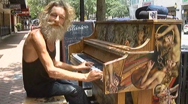 Pukau Orang-orang sekitar dengan Main Piano, Gelandangan Eks Marinir Dapat Pekerjaan