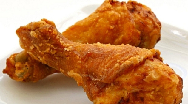 Kebanyakan Makan Ayam Goreng, Payudara Pria Muda Ini Membesar