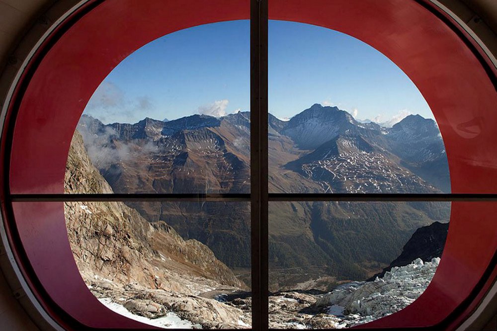 WoooW.......Hotel Ekstrim Menggantung di Puncak Gunung Setinggi 300 Meter Gan...!!!!!