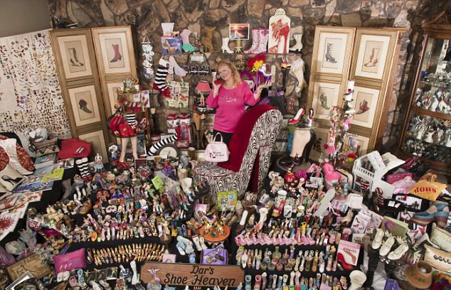 Darlene Flynn Pegang Rekor Dunia Miliki 16 Ribu Sepatu..