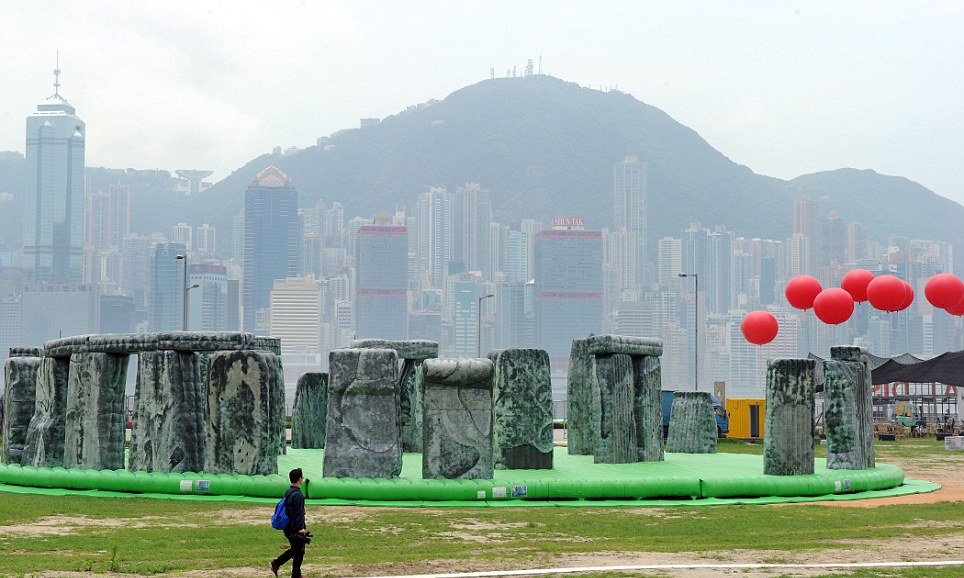 Uniknya Balon Raksasa Bentuk Kotoran di Hong Kong