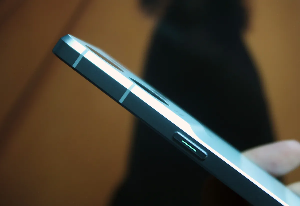 Melihat Lebih Dekat Desain OPPO Reno8 Pro 5G Glazed Green