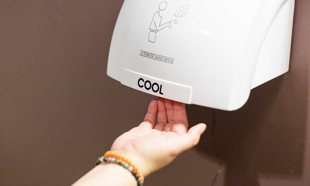 Lebih Bersih Mana, Antara Tisu Toilet dan Hand Dryer?