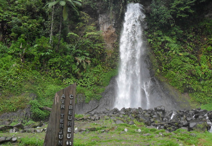 10 Wisata Air Terjun Terbaik di Bogor