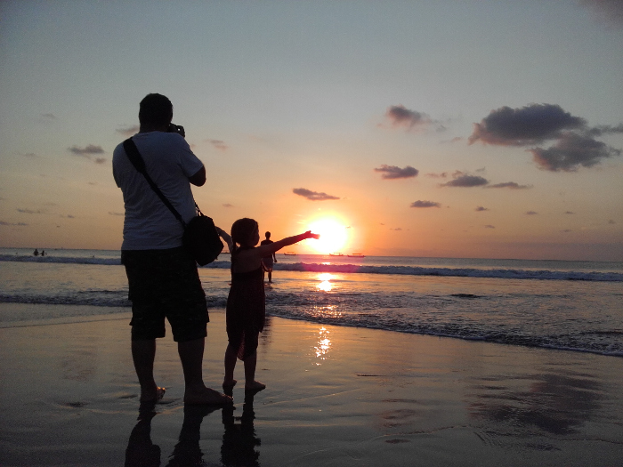 Menikmati Indahnya Sunset di Pantai Kuta