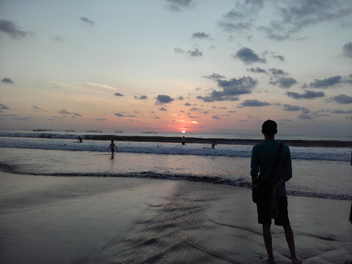 Menikmati Indahnya Sunset di Pantai Kuta