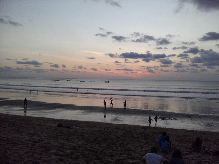 Menikmati Indahnya Sunset di Pantai Kuta