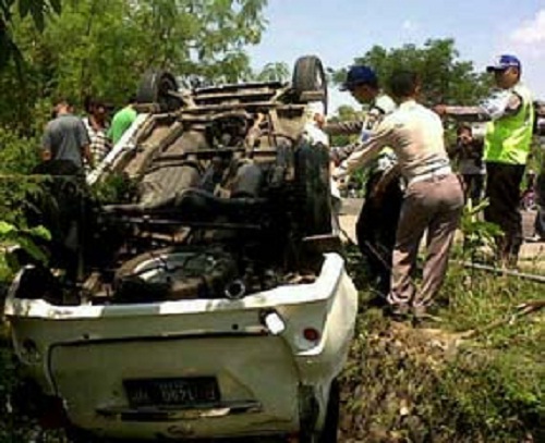 &#91;PIC&#93; Disenggol Sedan, mobil Sejuta Umat, AVANZA, Terguling-guling di Tol Soetta