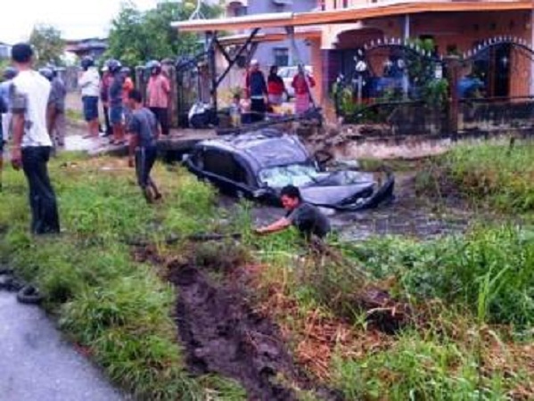 &#91;PIC&#93; Disenggol Sedan, mobil Sejuta Umat, AVANZA, Terguling-guling di Tol Soetta