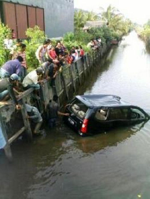 &#91;PIC&#93; Disenggol Sedan, mobil Sejuta Umat, AVANZA, Terguling-guling di Tol Soetta