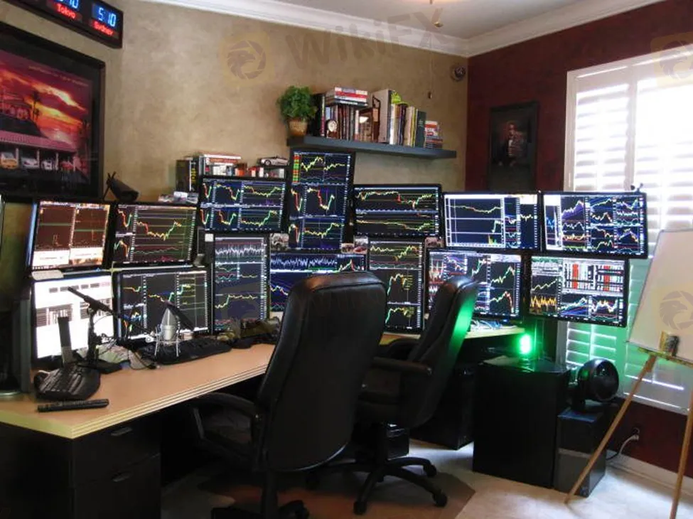 Mengapa Trader sering menggunakan lebih dari satu Layar ?