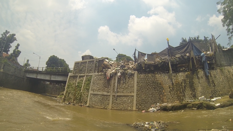 Menyisir ‘Bak Sampah’ Terpanjang di Bandung