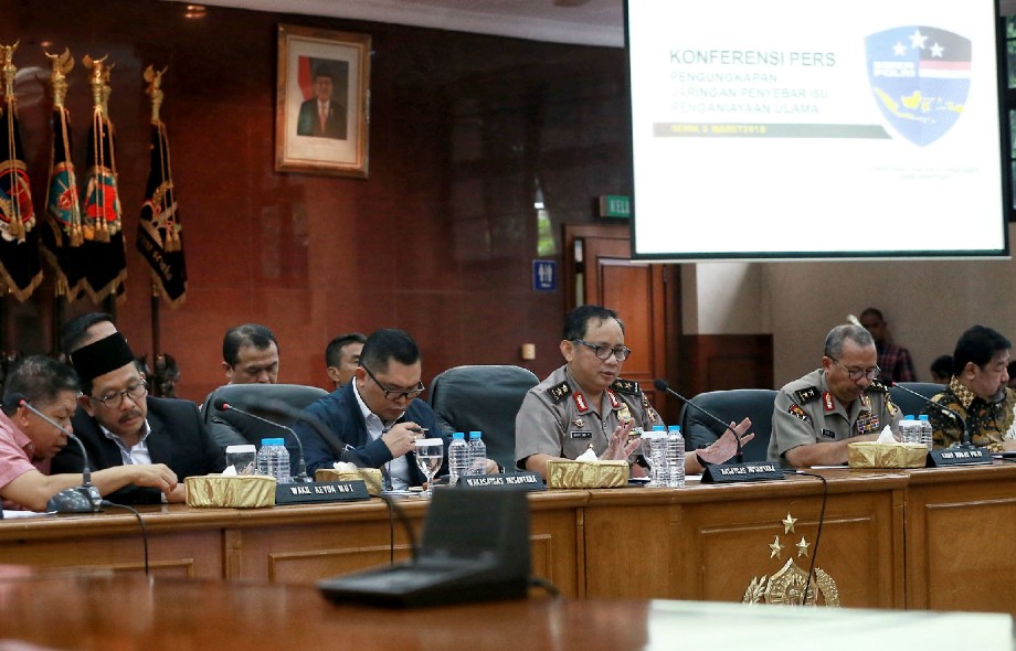 MENGUAK MUSLIM CYBER ARMY Setelah Mimpi Dilempar Ponsel Istri