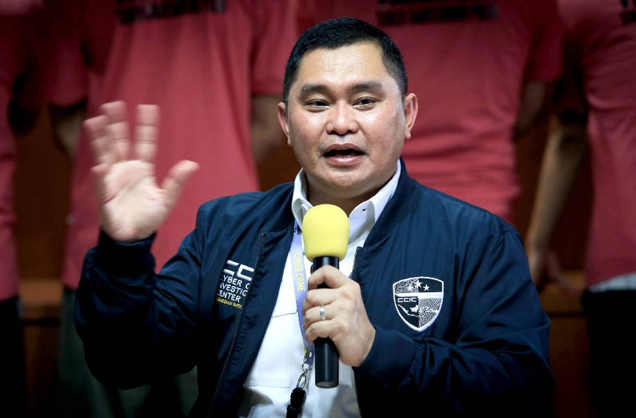 MENGUAK MUSLIM CYBER ARMY Setelah Mimpi Dilempar Ponsel Istri