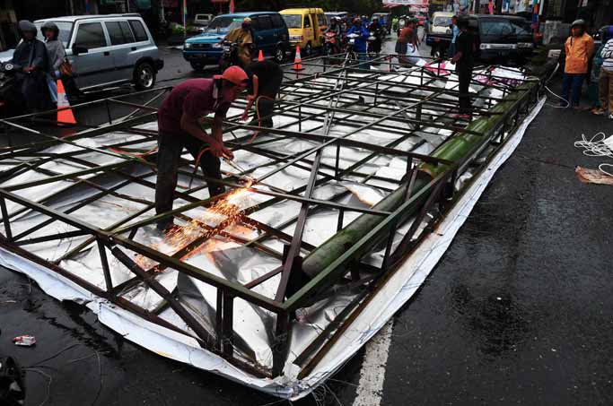 Bila Pemotor Ingin Berkendara di Tengah Hujan, Perhatikan Faktor Ini !!!