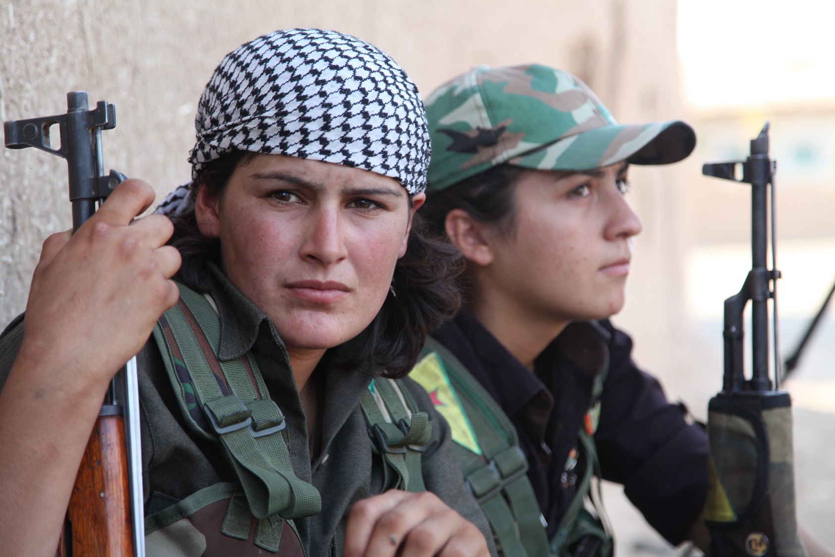Террористы были славянской внешности. Пешмерга армия Курдистана. Курдянки пешмерга. Женщины солдаты Курдистана. Сирийские женщины.