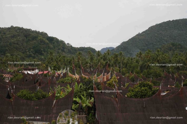 Anda Di sarankan tidak terjun payung di Desa ini, dangerous village :D