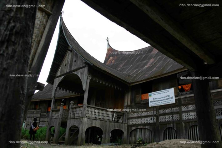 Anda Di sarankan tidak terjun payung di Desa ini, dangerous village :D