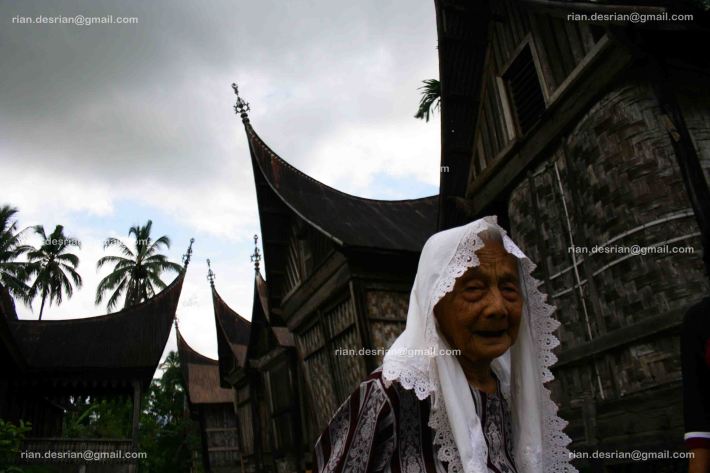 Anda Di sarankan tidak terjun payung di Desa ini, dangerous village :D