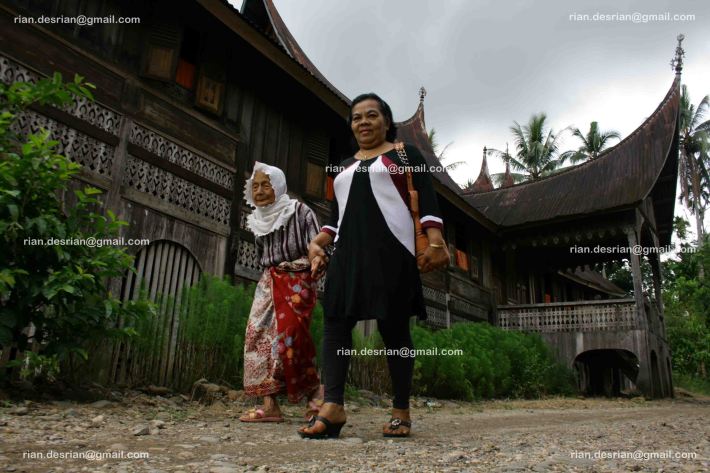 Anda Di sarankan tidak terjun payung di Desa ini, dangerous village :D