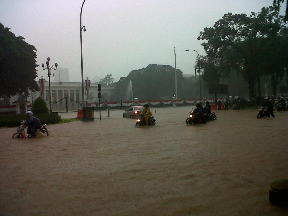 Banjir Mengepung Jakarta !!!! Manfaat Positif dari banjir