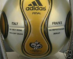 ini dia gan bola-bola yang digunakan pada piala dunia dari waktu ke waktu :matabelo