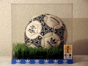ini dia gan bola-bola yang digunakan pada piala dunia dari waktu ke waktu :matabelo