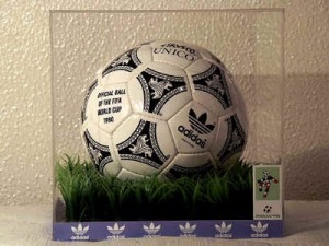 ini dia gan bola-bola yang digunakan pada piala dunia dari waktu ke waktu :matabelo