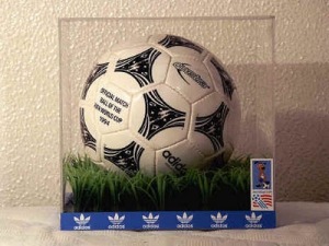 ini dia gan bola-bola yang digunakan pada piala dunia dari waktu ke waktu :matabelo