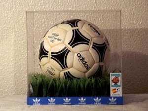 ini dia gan bola-bola yang digunakan pada piala dunia dari waktu ke waktu :matabelo