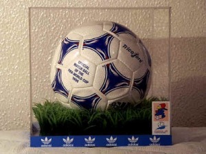 ini dia gan bola-bola yang digunakan pada piala dunia dari waktu ke waktu :matabelo